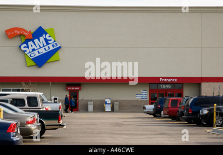 Geräumiger Parkplatz im Sam's Club Warehouse in den USA. Stockfoto