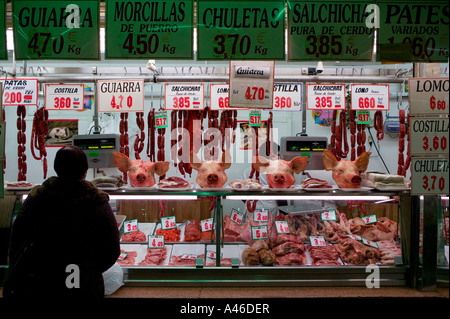 Vier Schweine Köpfe auf Metzger Theke im Mercado De La Rivera, Bilbao, Pais Vasco, Baskenland, Spanien. Stockfoto