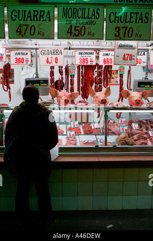 Drei Schweine Köpfe auf Metzger Theke im Mercado De La Rivera, Bilbao, Pais Vasco, Baskenland, Spanien. Stockfoto