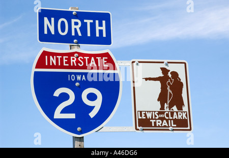 Lewis and Clark Trail Marker an der North Interstate 29 in Iowa, USA, zum Gedenken an die historische Expedition. Stockfoto