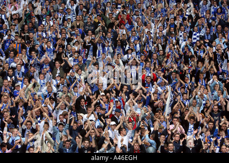 Fans des Fußballvereins Hertha BSC im Olympiastadion in Berlin, Deutschland Stockfoto