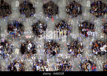 Fans des Fußballvereins Hertha BSC im Olympiastadion in Berlin gesehen durch ein Ziel netto, Deutschland Stockfoto