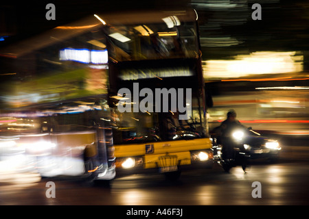 Verschwommenes Foto von einem Bus, Motorrad und Auto, Berlin, Deutschland Stockfoto