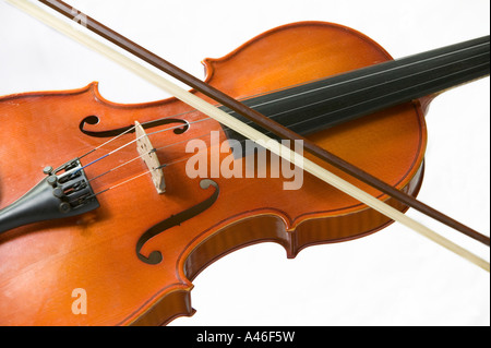 Violine mit einem Geigenbogen auf weißem Hintergrund Stockfoto