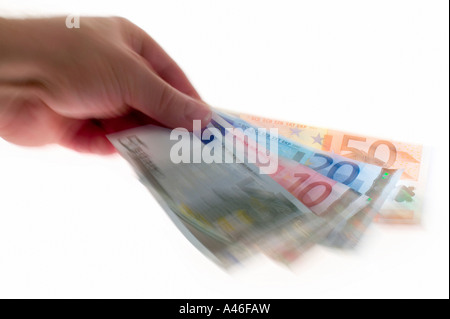 Hand, die Euro-Banknoten auf weißem Hintergrund Stockfoto