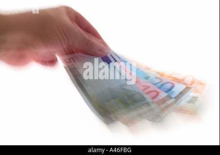 Hand, die Euro-Banknoten auf weißem Hintergrund Stockfoto