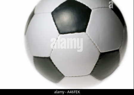 Ein Fußball auf weißem Hintergrund Stockfoto