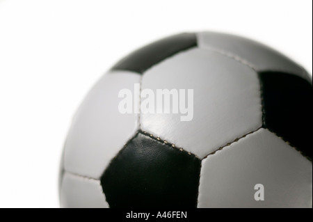 Ein Fußball auf weißem Hintergrund Stockfoto
