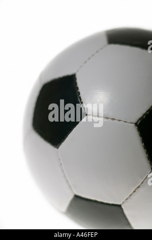Ein Fußball auf weißem Hintergrund Stockfoto