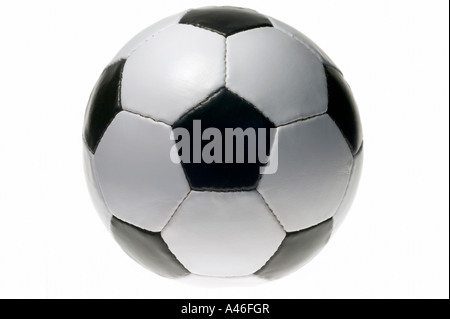 Ein Fußball auf weißem Hintergrund Stockfoto