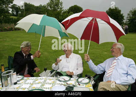 Gäste-Picknick im alten Pfarrhaus vor einer Oper in ein großes Landhaus, Devon, UK Stockfoto