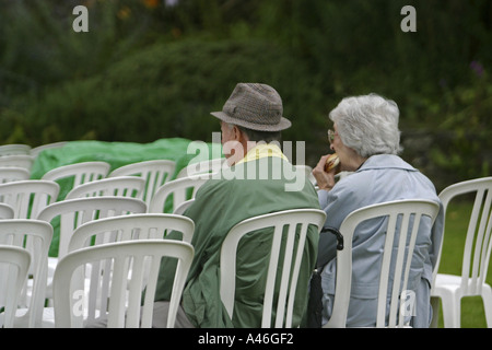 Ein älteres Ehepaar warten für die Oper zu Beginn das alte Pfarrhaus, Devon, UK Stockfoto