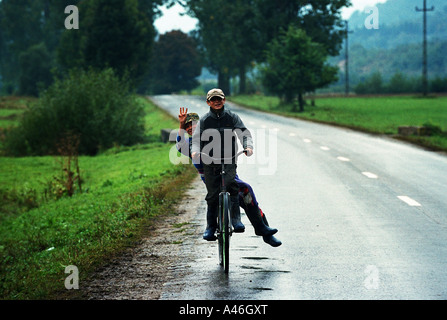 Zwei Kinder auf dem Fahrrad, Rumänien Stockfoto