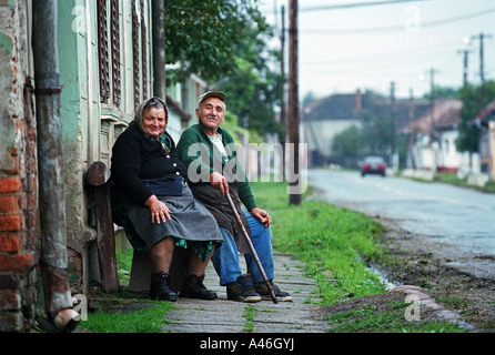 Ein älteres Ehepaar sitzt vor ihrem Haus, Rumänien Stockfoto
