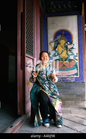 Ältere Frau mit gebetsperlen an Ih Juu oder Da Zhao Tempel, einem buddhistischen Kloster im Jahre 1579 in Hohhot Hauptstadt der Inneren Mongolei in China aufgebaut Stockfoto