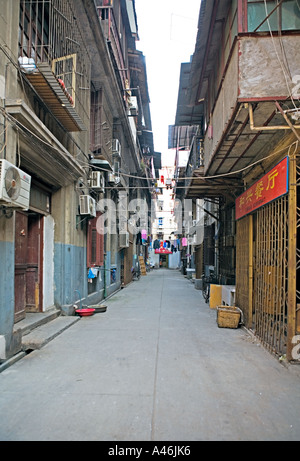CHINA WUHAN typische schmale Straße im alten Teil von Wuhan mit Wäscheleinen hängen von den Fenstern der oberen Wohnung Stockfoto