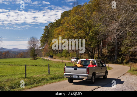 Autofahrer fahren durch Cades Cove Loop Great Smokey Mountains National Park-Tennessee Stockfoto