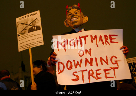 Halloween Protest in London gegen den Krieg im Irak ein Demonstrant trägt ein Tony Blair Maske und Teufel Hörner an einem Halloween Protest gegen einen möglichen Krieg gegen den Irak vor dem britischen Parlament in London, 31. Oktober 2002 die Demonstration am Tag der bundesweiten Proteste und Aktionen gegen die britische Regierung Unterstützung für die Vereinigten Staaten auf der Suche nach einem Regimewechsel im Irak mit Gewalt Zeichen liest Albtraum auf der Downing Street abgeschlossen Stockfoto