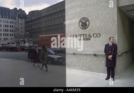 Ein Portier steht vor dem Eingang zur Coutts Bank auf dem Strand in London. Stockfoto