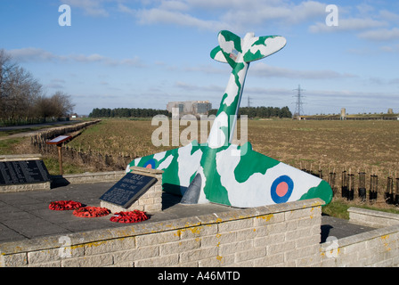 Bradwell Bay World war Two RAF Station Memorial to Airmen with Bradwell Nuclear Power Station Beyond on Dengie Peninsula Essex England UK Stockfoto