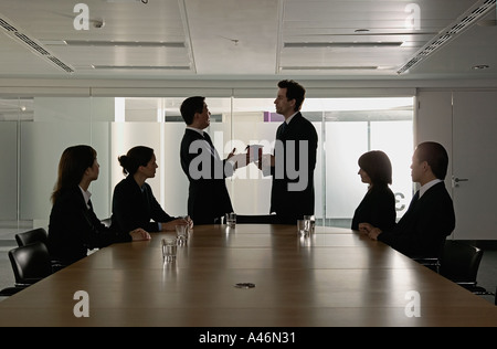 Silhouette Geschäftsleute im Konferenzraum Stockfoto