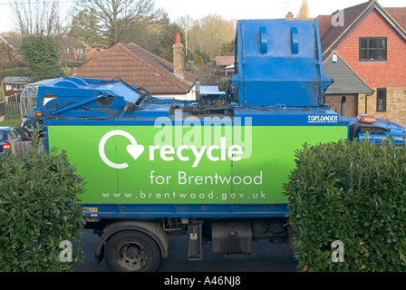 Brentwood Council Recyclingposter an der Seite des Müllwagens Staubwagen hydraulische Greifbehälter zum Entleeren von Hausmüll Essex England UK Stockfoto