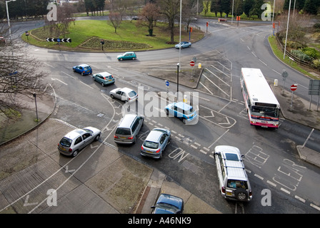 Chelmsford Stadt Geschäftsmitte-Karussell umfasst Autos Parkhaus verlassen Stockfoto