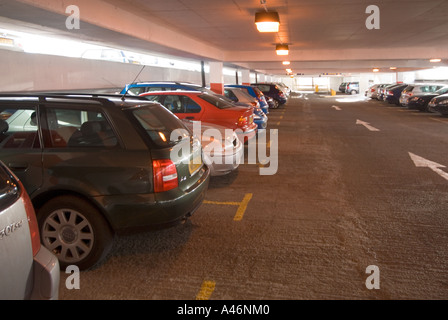 Innenansicht des besetzten PKW-Stellplätze im Stadtzentrum Parkhaus Stockfoto