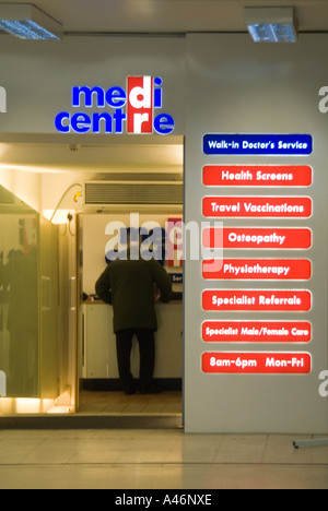 Der Bahnhof London Cannon Street gehen Ärzte Medi Zentrum Eingang mit Zeichen Dienstleistungen auflisten Stockfoto