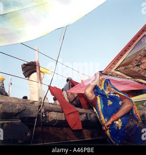 Sarees trocknen im Wind nach dem Baden im Fluss Ganges Kumbh Mela Indien 2001 Stockfoto
