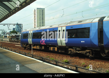 Hauptlinie Bahnstrecke im Shadwell DLR für Fenchurch Street Terminal Station C2C Personenzug in City of London Gherkin Gebäude entfernt England Großbritannien Stockfoto