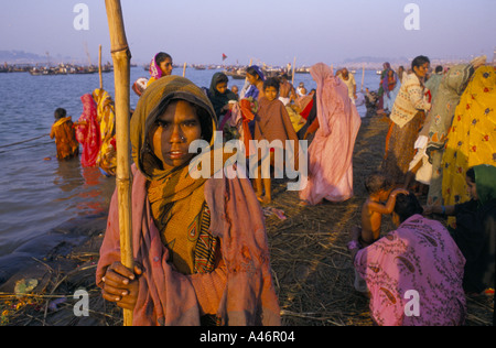 Pilger Baden am Maha Kumbh Mela, Allahbad Indien Stockfoto