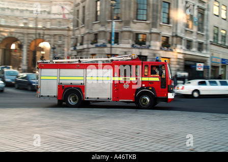 Londoner Trafalgar Square Feuerwehrauto auf Notruf Stockfoto