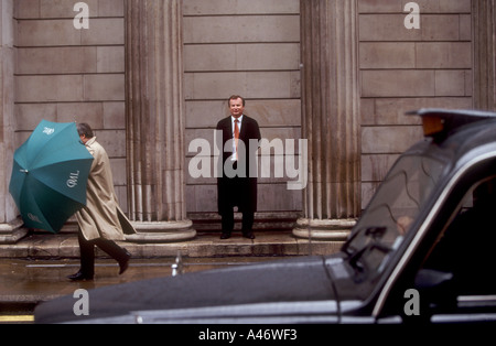 Ein Geschäftsmann steht außerhalb der Bank of England in der City of London-UK Stockfoto