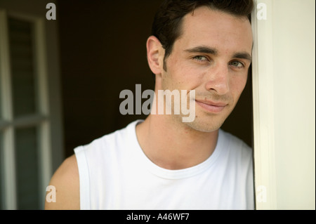 Junger Mann stehend in Tür Stockfoto