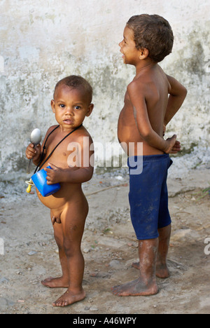 Arme Kinder in den Slums (Favela) Imbiribeira, Recife, Brasilien Stockfoto