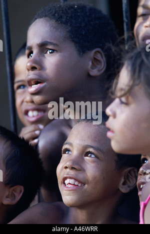 Kinder in den Slums (Favela) Imbiribeira, Recife, Brasilien Stockfoto