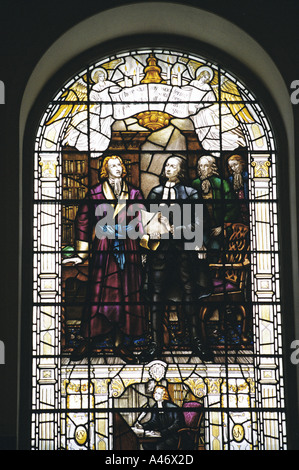 Eine Jury aus Buntglas zeigt John und Charles Wesley, der Begründer des Methodismus in der Weslyan Kapelle, London, UK Stockfoto