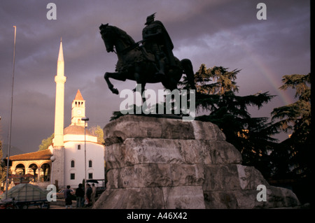 Eine Statue von dem albanischen Nationalhelden Skanderbeg in Skanderbeg-Platz, Tirana, Albanien Stockfoto