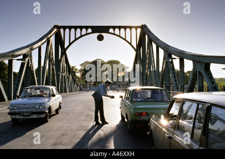 Glienicker Brücke, Wachen DDR-Grenze kontrollieren Pässe in Autos, Berlin, Deutschland Stockfoto