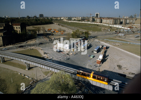 Fall der Berliner Mauer: Potsdamer Platz, neu weiterwachsen Grenzübergang, im Vordergrund die Monorail, Berlin, Deutschland Stockfoto