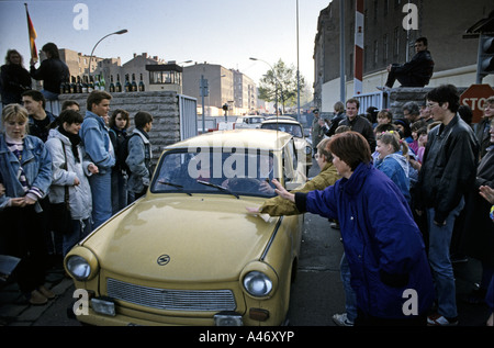 Fall der Berliner Mauer: an der Grenzübergangsstelle Chausseestraße Autos aus Ost-Berlin begrüßt werden, Berlin, Deutschland Stockfoto