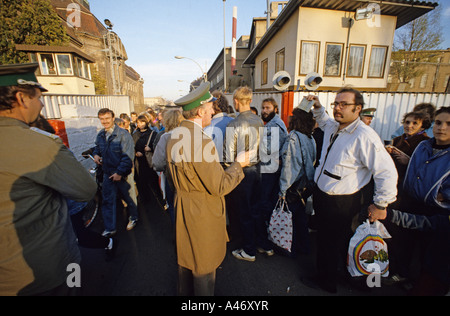 Fall der Berliner Mauer: Bürgerinnen und Bürger aus Ost-Berlin zurück mit Einkaufstüten am Grenzübergang Invalidenstraße, Berlin Stockfoto