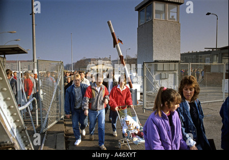 Fall der Berliner Mauer: Bürgerinnen und Bürger aus Ost-Berlin übergeben den Checkpoint Bornholm-Brücke, Berlin, Deutschland Stockfoto