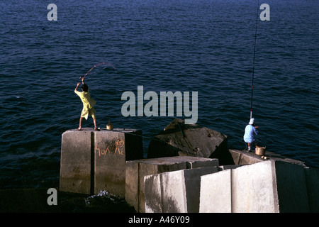 Junge Männer Angeln vom versunkenen Panzersperren an der Corniche in Beirut, Libanon Stockfoto