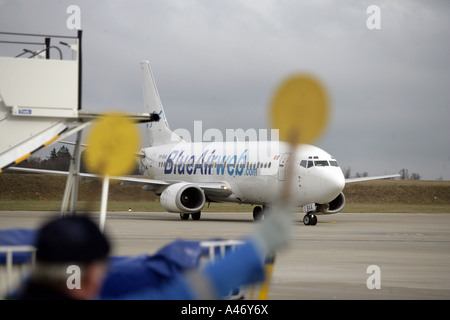 Eine Boeing 737-Flugzeuge von der rumänische Low-Cost--Airline "Blue Air" auf dem Vorfeld des Flughafens Frankfurt/Hahn, Rheinland-Pfalz Stockfoto