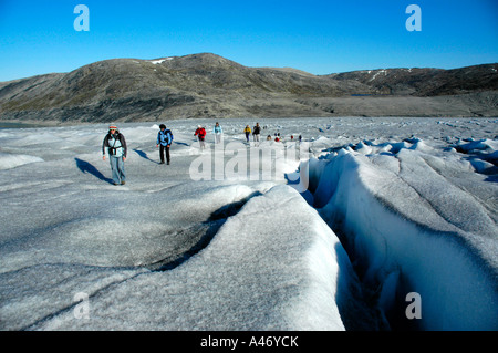 Wandergruppe auf dem Inlandeis Schild mit Gletscherspalte am Apuserserpia Gletscher Eastgreenland Stockfoto