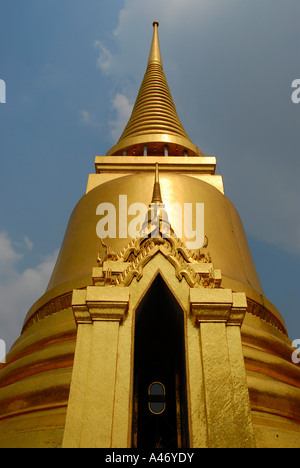 Goldene Stupa Turm Wat Phra Kaew Keo auf dem Gelände des Grand Royal Palace Bangkok Thailand Stockfoto