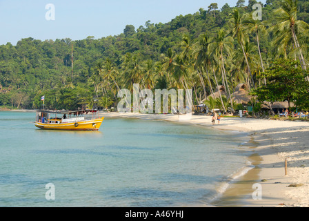 Boot am Sandstrand mit Kokospalmen Bäume Lonely Beach Hut Tha Nam Koh Chang-Thailand Stockfoto