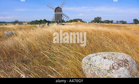 Stein und Windmühle, Insel Öland, Schweden Stockfoto